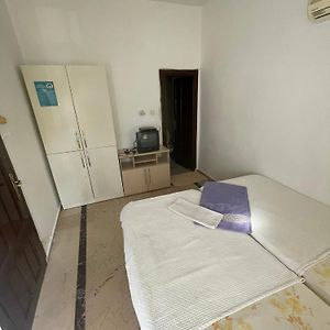 Zimmer mit Kingsize-Bett